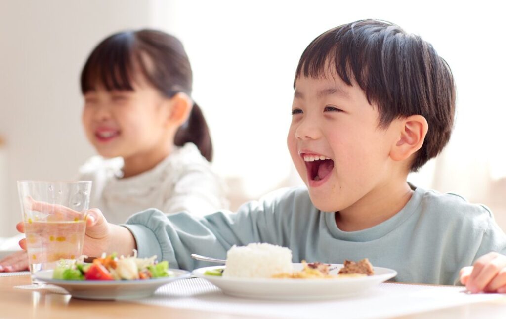 男の子と女の子が食事をしている様子
