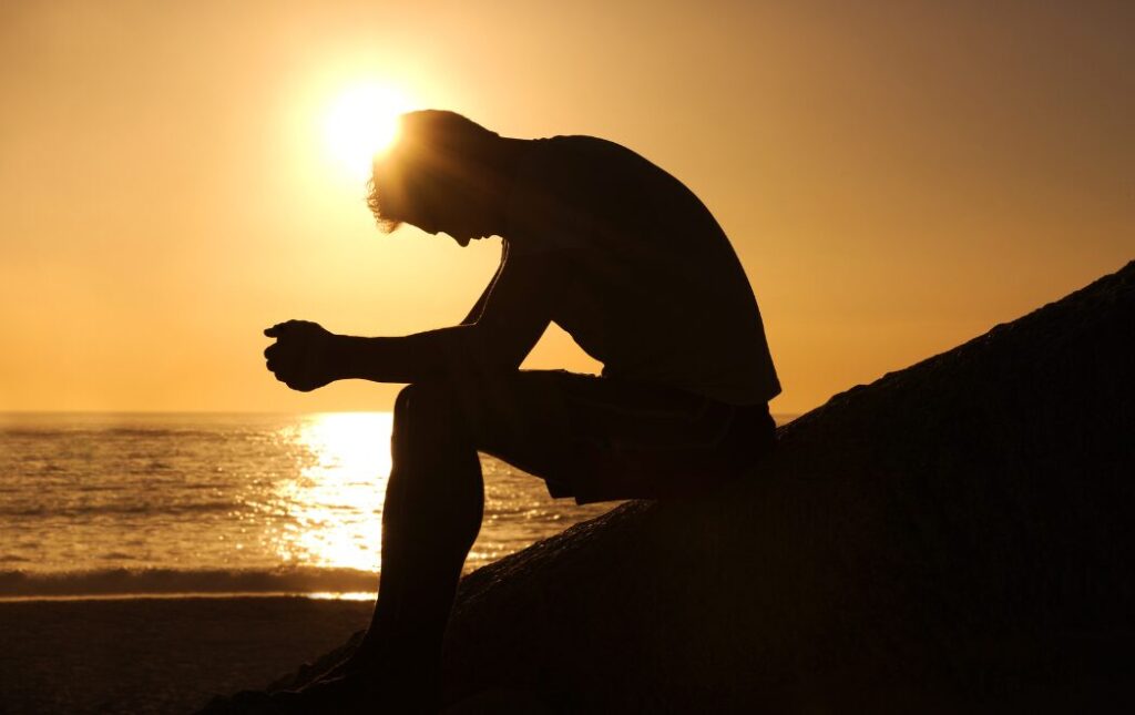 夕日の中で落ち込んでいる様子