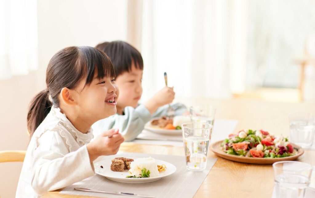 二人の子供がご飯を食べている様子