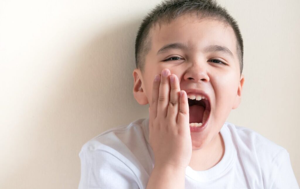 男の子が歯が痛たがっている様子