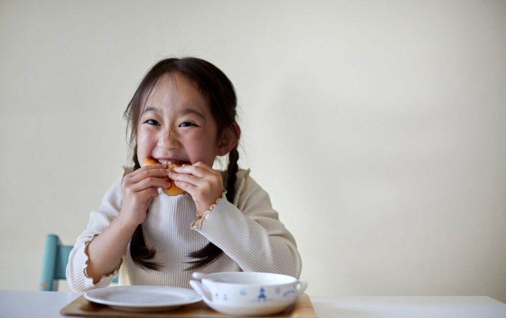 女の子がおやつを食べている様子
