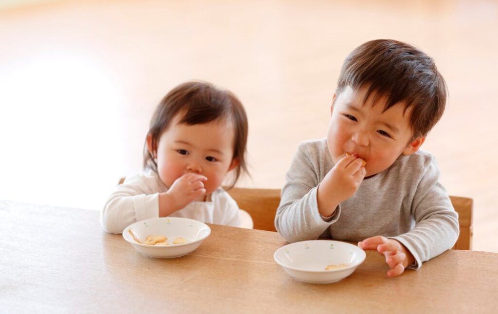 子どもがお菓子を食べている様子