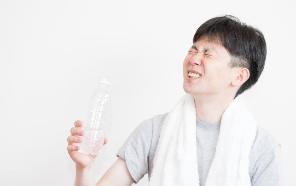 スポーツドリンクを飲んでいる男性