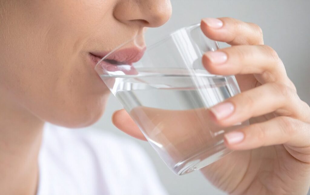 水を飲んでいる女性