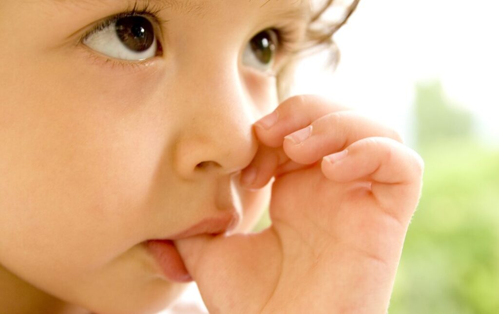 指しゃぶりをしている子ども