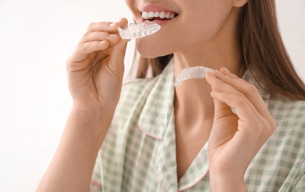 マウスピースを装着している女性